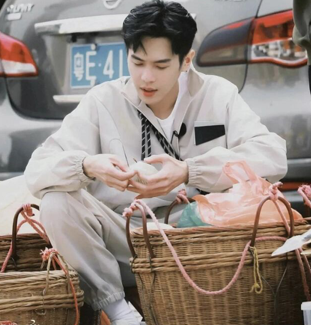 张若昀|33岁的张若昀被拍,现实和镜头下判若两人!