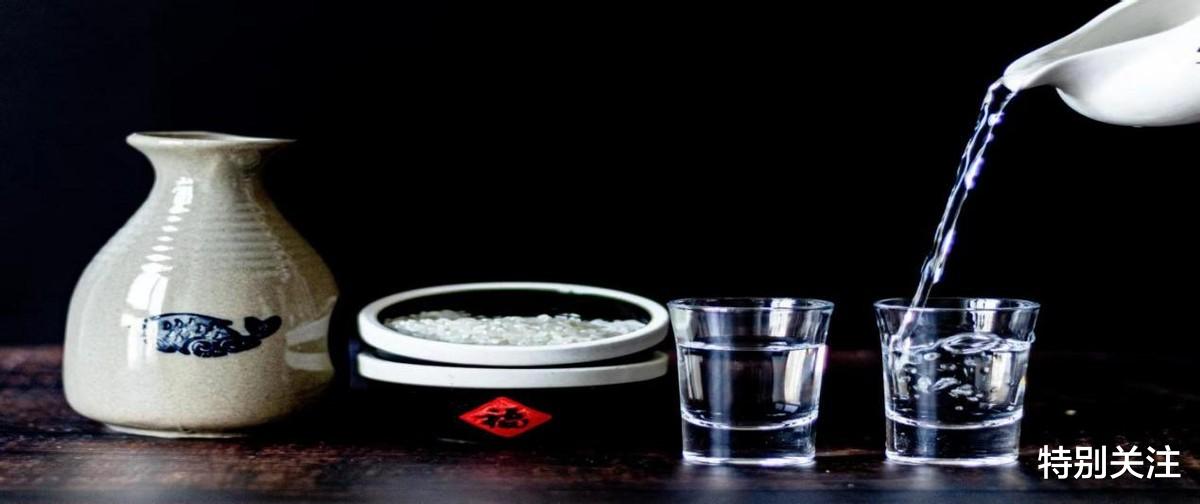 上海55岁男子晒白酒清单,看了心痛,网友直言中年“不如狗”