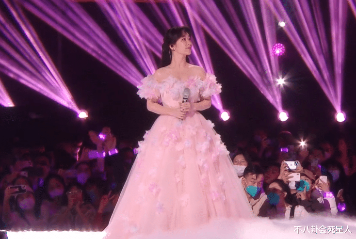 跨年 ?26位女星跨年争艳大戏:杨幂穿貂,杨紫撩开刘海,一个比一个有招