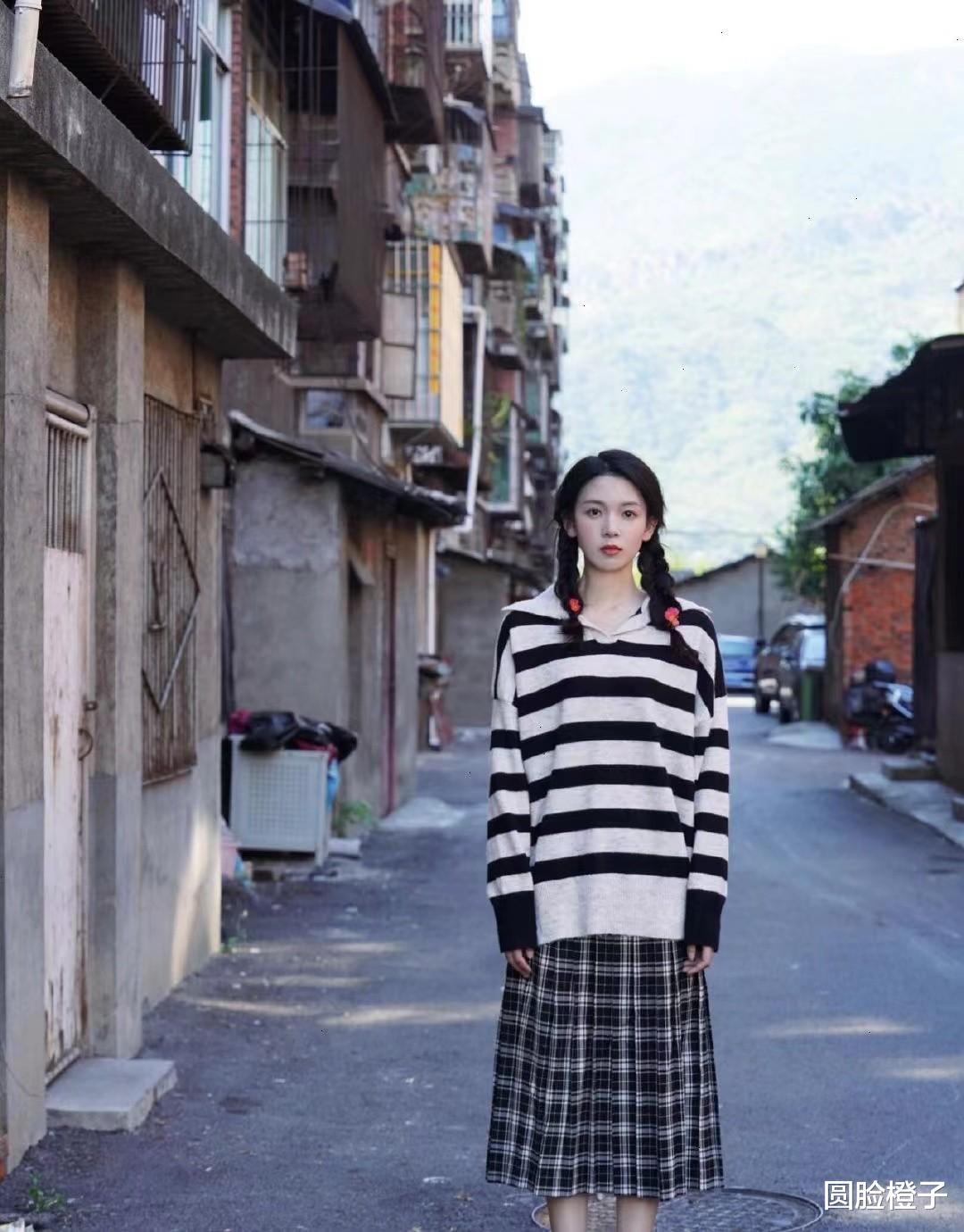 穿衣搭配 陈瑶留长发太美了，略施粉黛树林中拍照，低头浅笑气质温婉