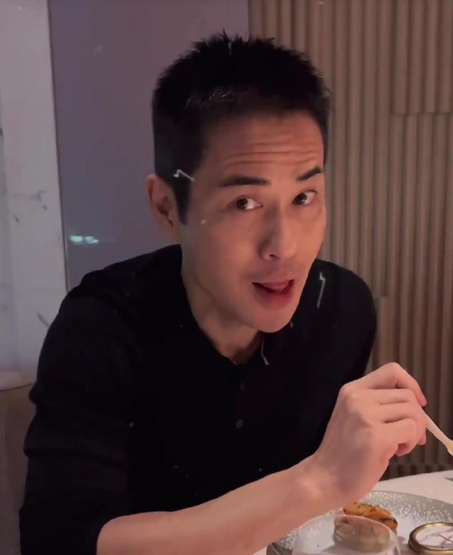 胡杏儿|郑嘉颖陈凯琳撇下儿子去度假享受浪漫鼻子贴着鼻子合影很恩爱