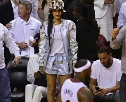 巴塞罗那|超模艾米丽、霉霉，詹姆斯为何会拥有如此多女明星粉丝？