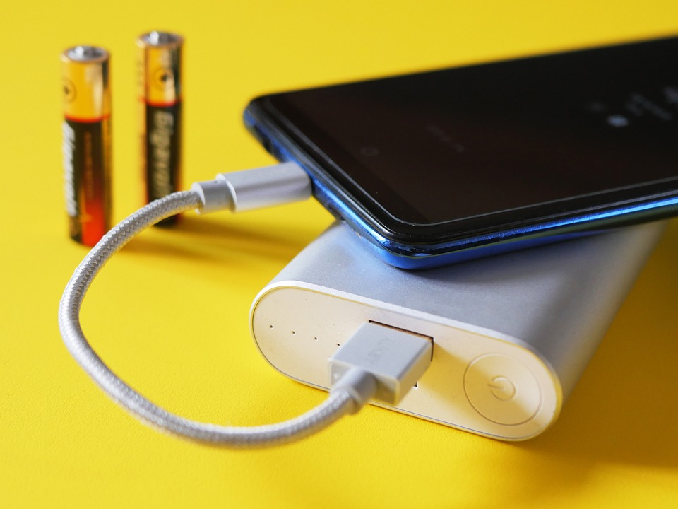 用充电宝给苹果、华为手机充电，到底有多伤电池？看完你就知道了