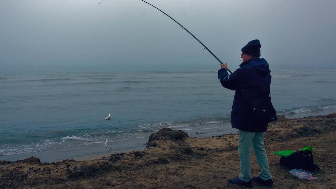 水库|钓友禁钓区钓鱼，摔成十级伤残索赔27万被拒。你怎么看？