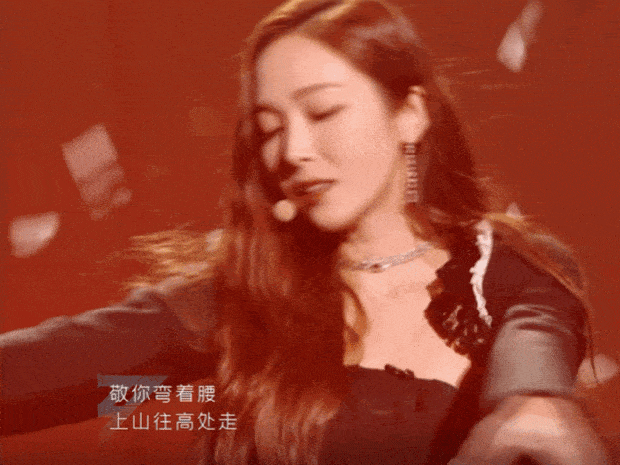 郑秀妍|郑秀妍唱《孤勇者》爆发力超强 穿白裙犹如公主