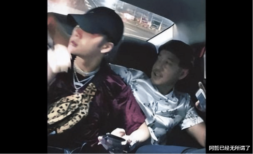 王嘉尔|王嘉尔在机场被粉丝叮嘱“不要垮”,这表情实在不太对