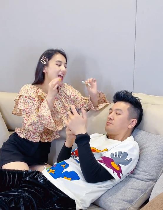 黄圣依|黄圣依向杨子撒娇求买包！穿短裙跪坐沙发上喂糖，声音娇柔太甜蜜