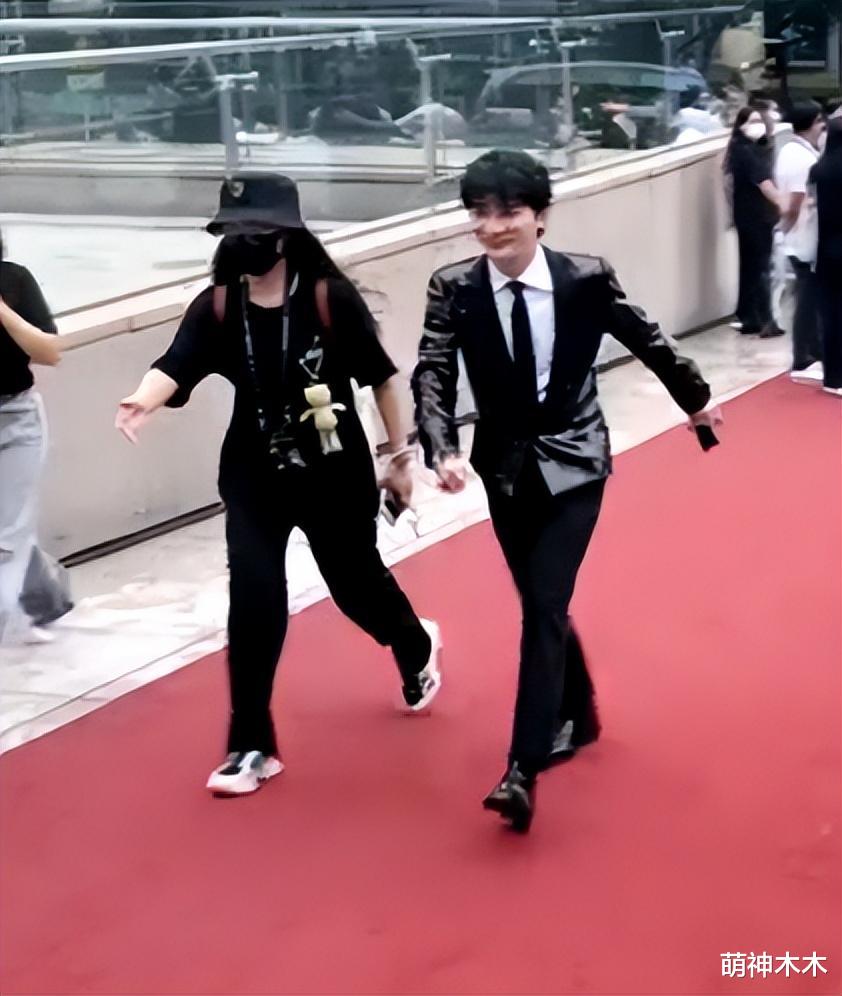 李宇春|微博电影之夜大批明星迟到,红毯被迫推迟,李宇春等人姗姗来迟