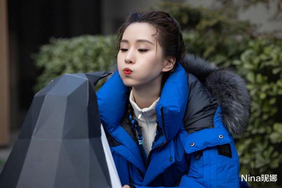 王一博|刘诗诗独自过腊八节,穿毛衣配牛仔裤,扎丸子头大脑门反光太抢镜