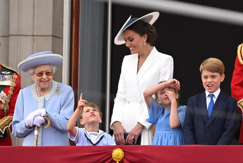 |英王室阳台阅兵太欢快!4岁路易挖鼻孔做鬼脸太可爱,站C位抢风头