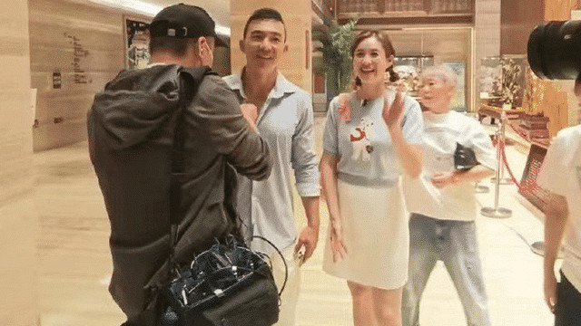 裙装 刘畊宏夫妇录节目被偶遇，真实身材引关注，网友：跟直播间差别大