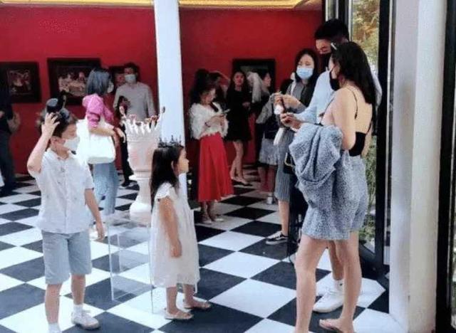 霍思燕|40岁霍思燕三亚泳装照:皮肤白皙肥而不腻,堪称“人间极品”