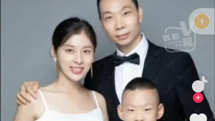 河南郑州，一女子晒了一家四口全家福的幸福照片，引起网友热议！