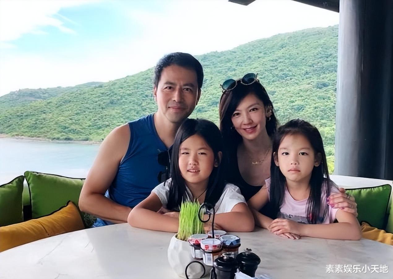 林熙蕾|47岁林熙蕾坐在沙滩上写感悟,冻龄美女与富豪老公恩爱多年