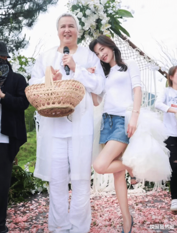 林瑞阳|张庭夫妇昔日风光场面曝光，站游轮上接受膜拜，林瑞阳手势惹争议