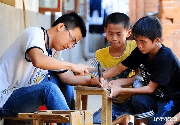 教师|教师编制招聘男女学历、学校悬殊?教育部门解释,男女各半很公平