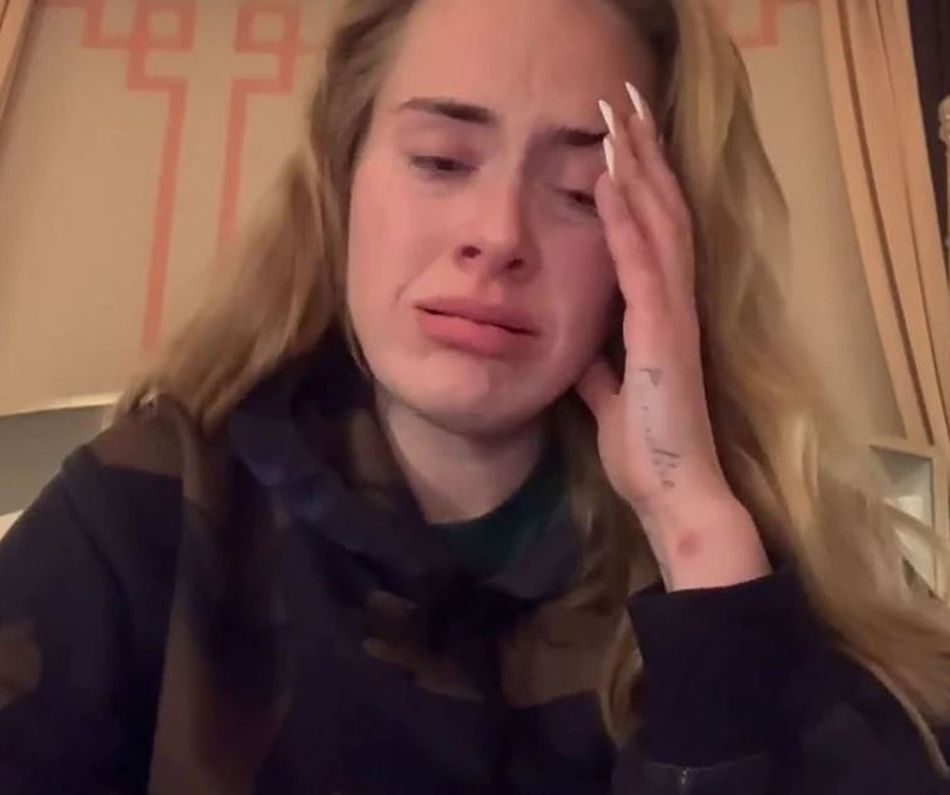 阿黛尔|团队一半人感染，阿黛尔含泪宣布演唱会延期：我沮丧极了！