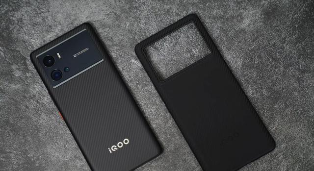 iqoo|直降1099元，配备独显芯片，这教育优惠的手机谁不想“白嫖”？