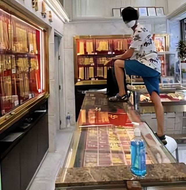 男子因比特币暴跌压力大,单枪匹马抢金店后被抓,赃物曝光