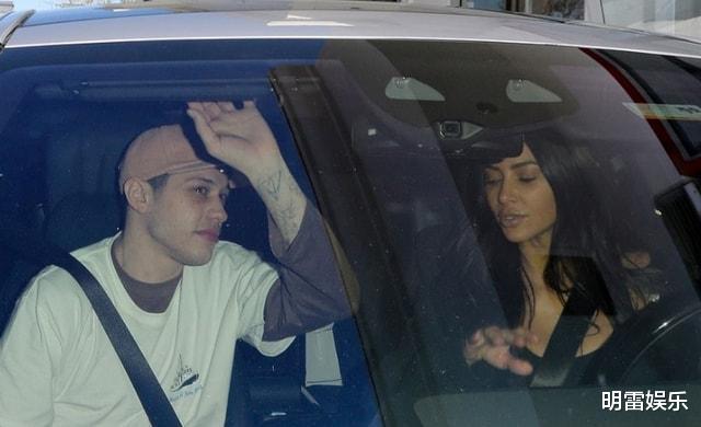 金·卡戴珊|真敢穿!卡戴珊现身迈阿密遭围堵,离开侃爷后更高调,新欢小13岁