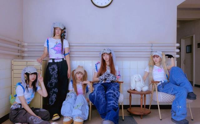 newjeans|女团服装引争议?隐隐露出骨盆;NewJeans今年将稳坐女团顶峰?
