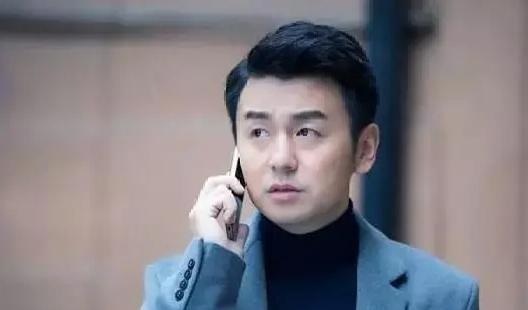 雷佳音|雷佳音一家三口罕同框!过马路紧牵女儿手,妻子高颜值,孩子也是