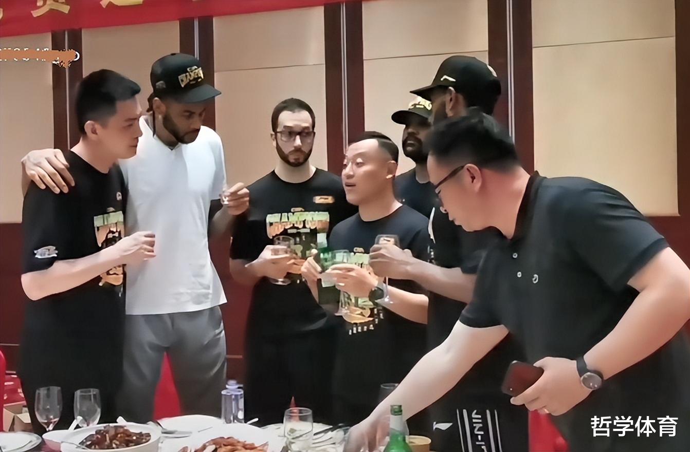 辽宁男篮|CBA四消息！郭艾伦正式回应离队传闻，辽宁队开庆功宴伙食很丰富