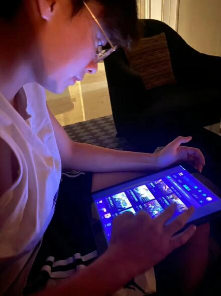 李易峰|李易峰床照曝光，经常找固定对象，并且出手相当阔绰