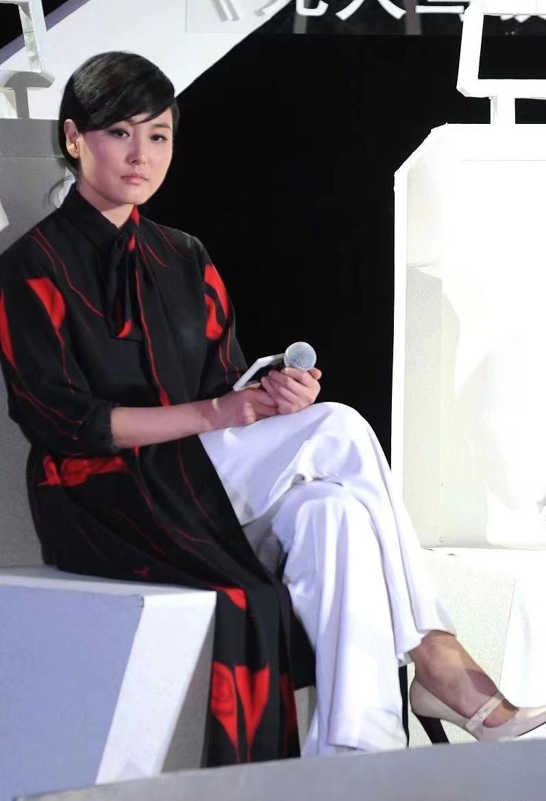 和面 林心如与张延同台气质被碾压，张延穿衬衫裙成熟大气，剪短发好美