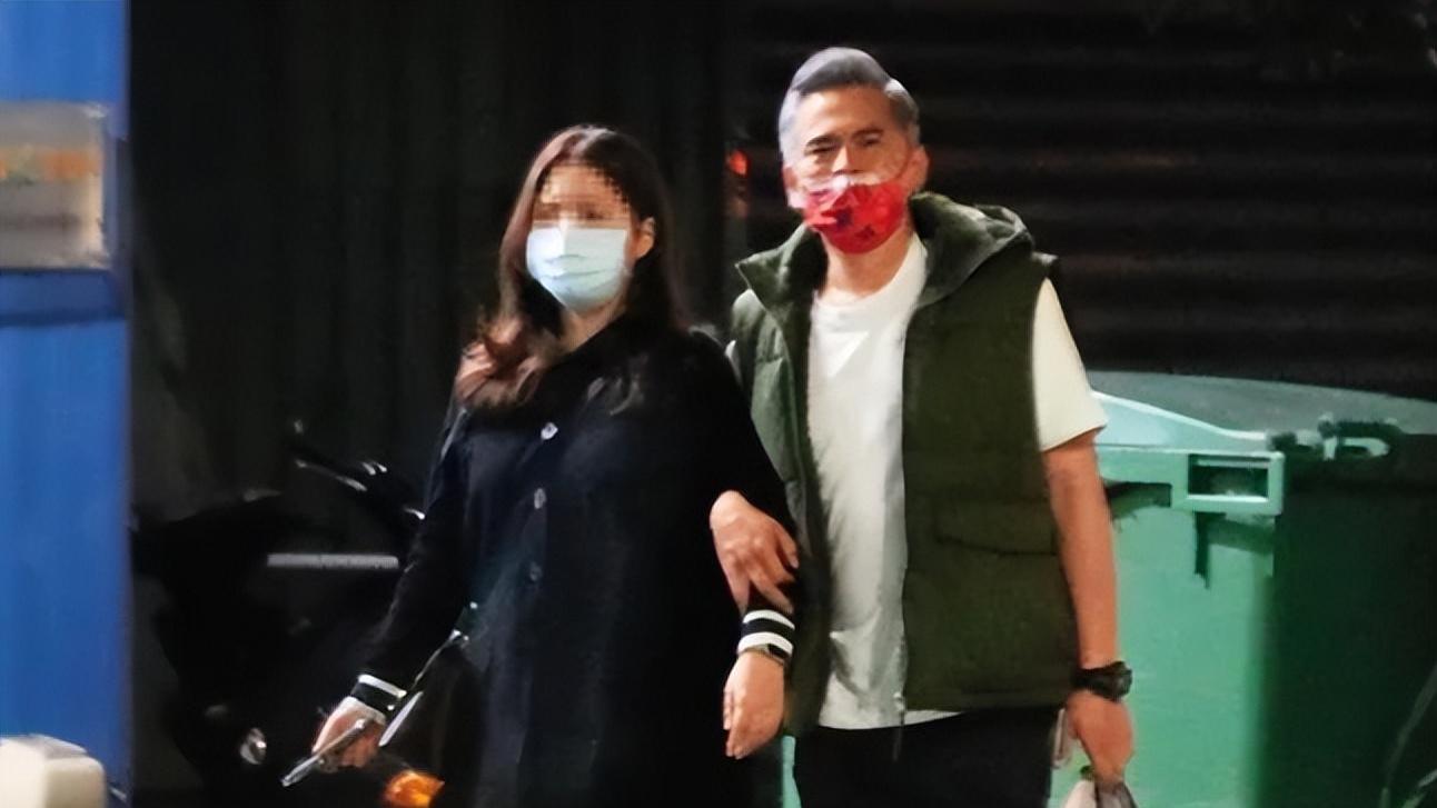 |52岁男星恋情曝光，大女方20岁惹争议，曾放话生孩子只能找年轻的