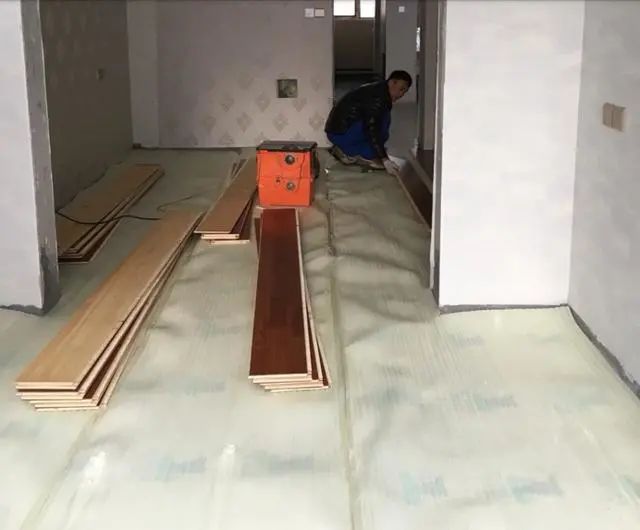 瓷砖上可以直接铺木地板吗?听了老师傅的一番话,还好没装错