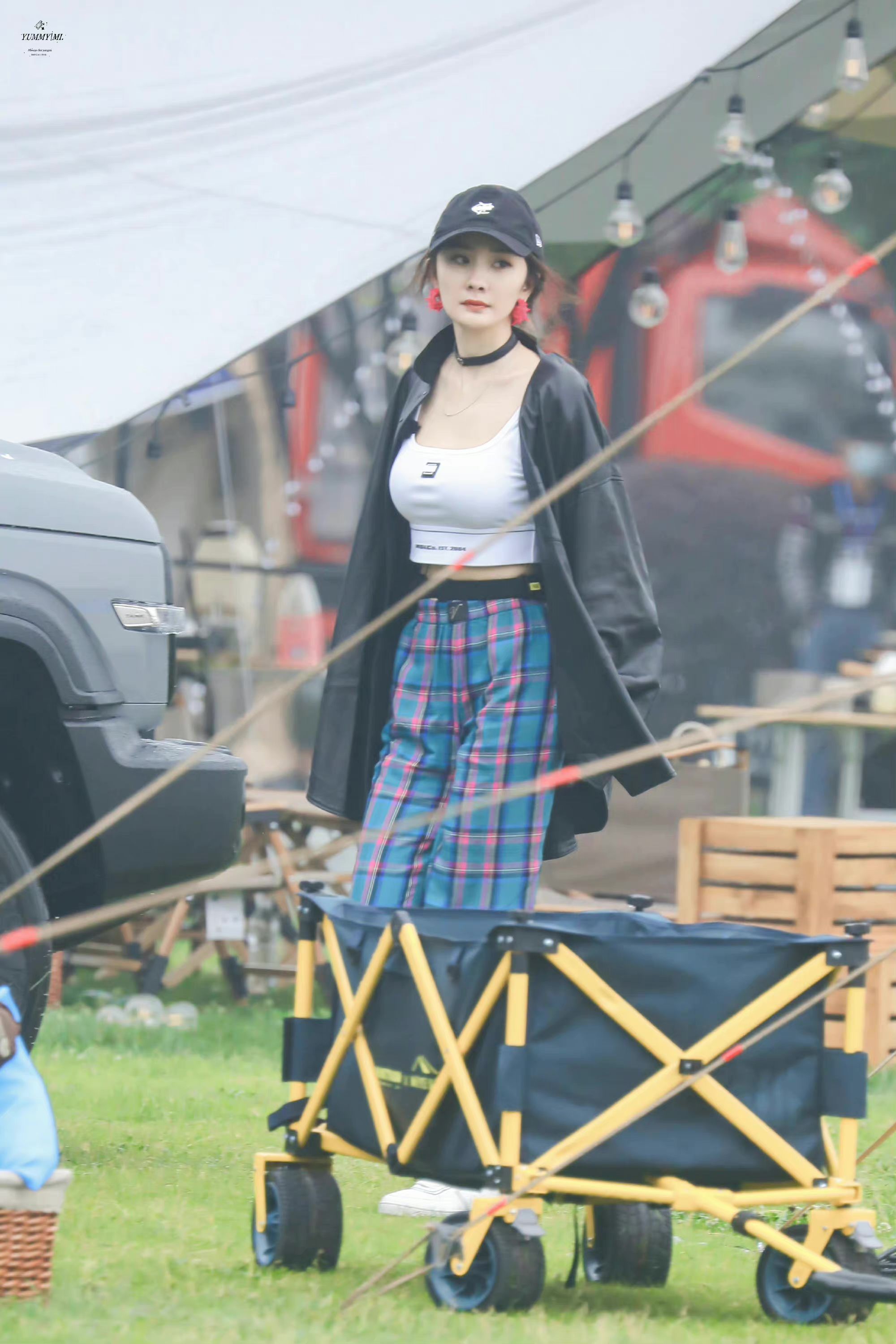 杨幂|花少4长沙路透曝光：35岁杨幂身材傲人，和丁程鑫同框无年龄差！