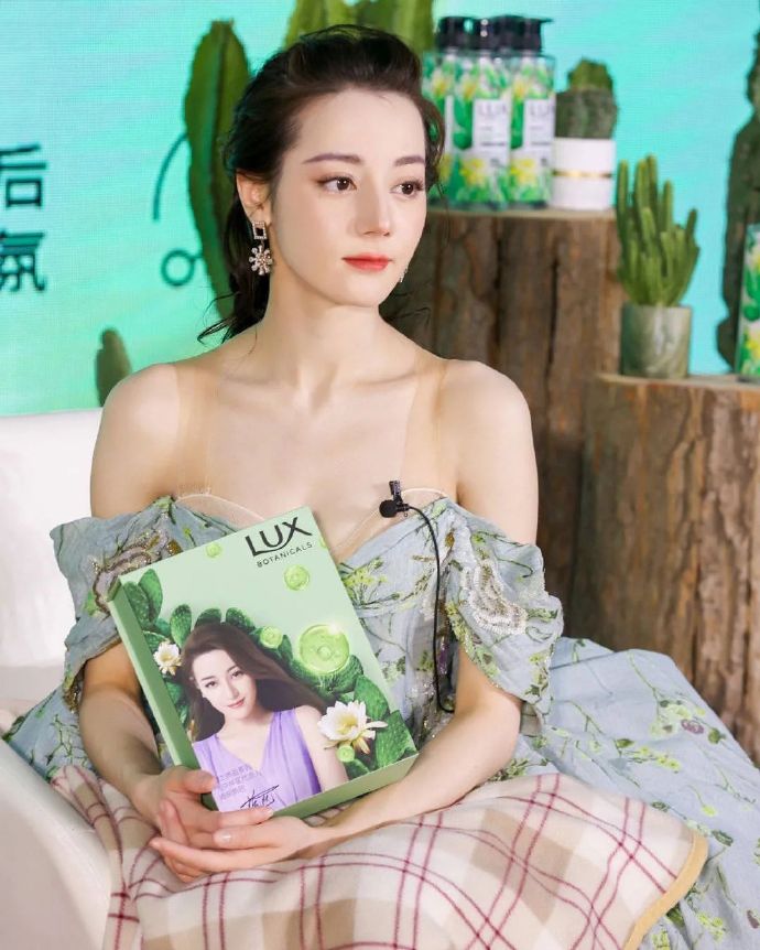 迪丽热巴|迪丽热巴一身花瓣装抹胸裙参加活动,好身材显露无疑,女王范十足。