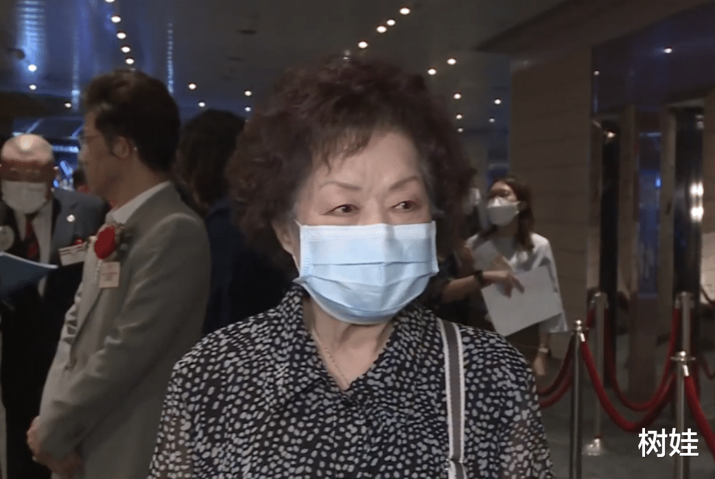 楚原|楚原离世8个月后遗孀罕见露脸，自曝瘦了9斤，不慎摔倒靠拐杖助力