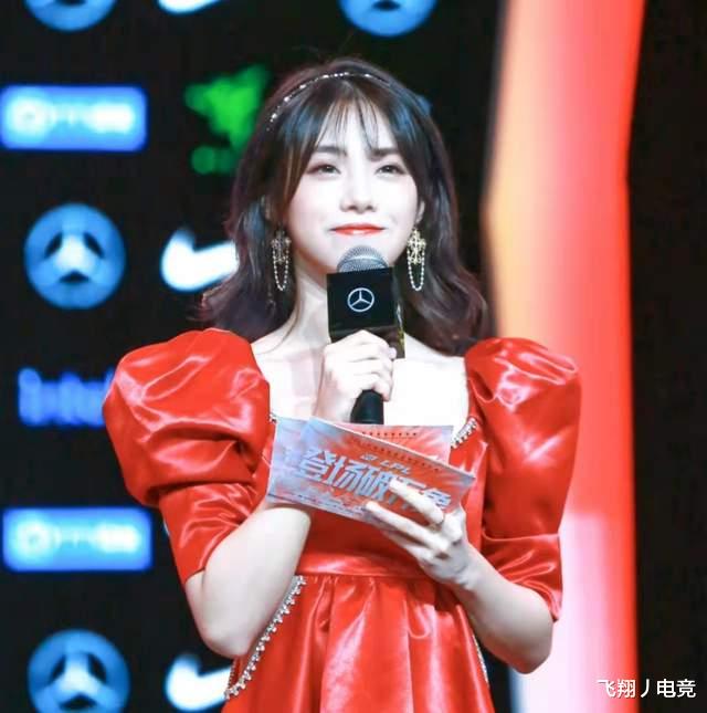 余霜|井川里予的双马尾搭黑丝很可爱，余霜麻花辫封神，小钰也拿出绝招