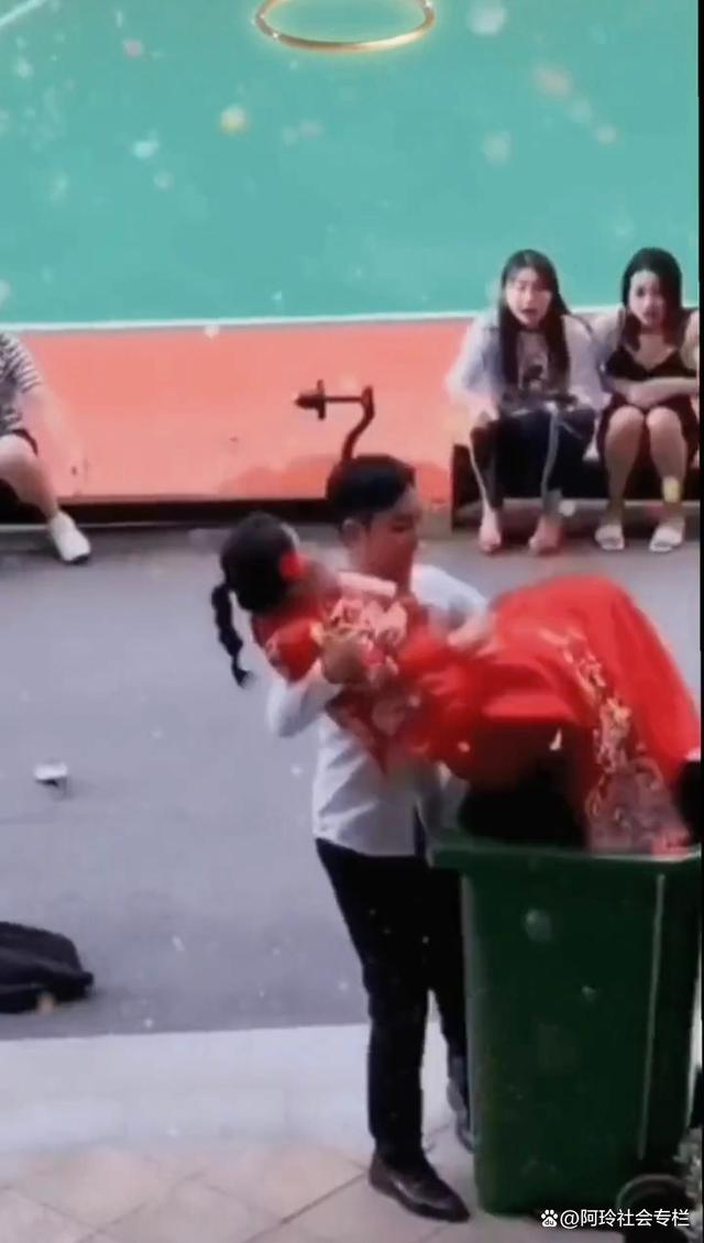新娘嫌改口费太少,和新郎大打出手,被新郎扔进垃圾桶