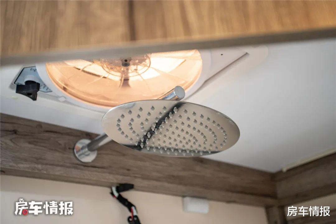 房车里的独立厨房真爽!爆炒不怕油烟,10度电空调尽情开还能冲澡