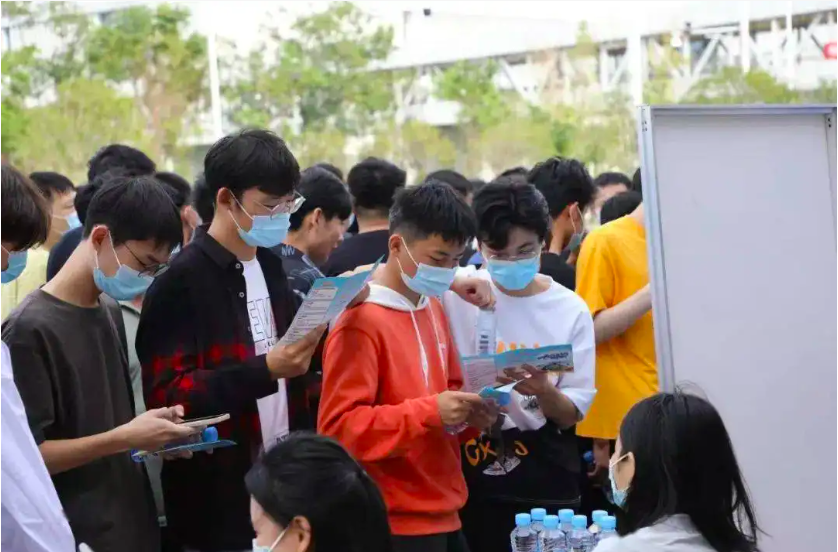 应届毕业生|为什么公司招聘都喜欢要应届毕业生?两个因素,让应届生成抢手货