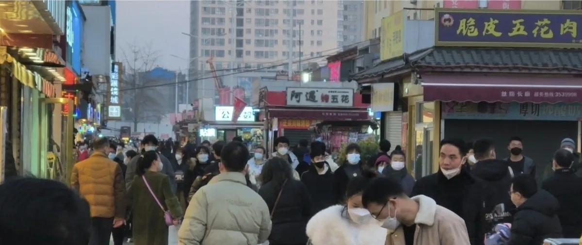 陕西宝鸡“血满复活”!市民们“报复性”外出导致市区人群爆满。
