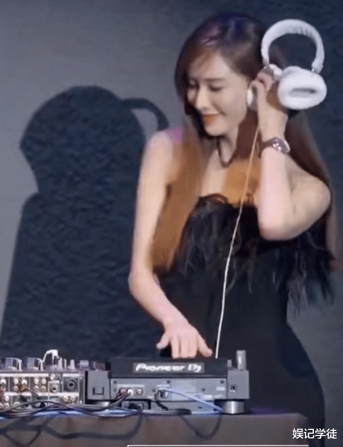 林志玲|这还是林志玲？参加活动化身DJ打碟，穿黑色抹胸裙大秀好身材