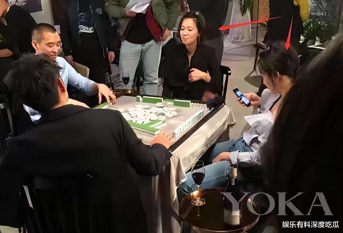 娱乐圈：这些女明星居然也吸烟？吞云吐雾的姿态甚是活神仙！