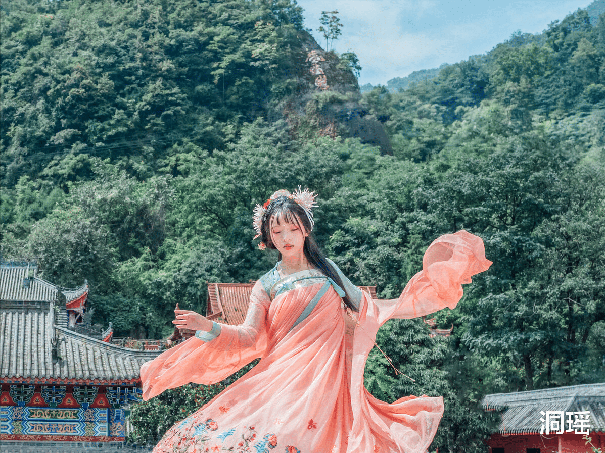 避暑胜地|浙江花近72亿打造的“人造古镇”，变成了“鬼城”？游客：别胡说