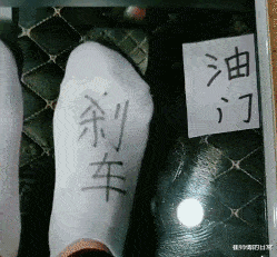 成龙|成龙与空姐合影惹争议，被曝索要女方电话住址，隔天送上签名礼物