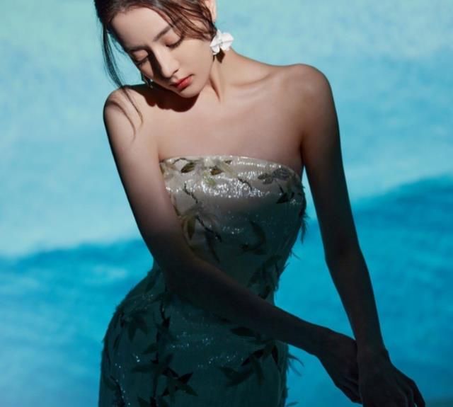 迪丽热巴|迪丽热巴身穿国风长裙，镜头下的她五官精致，着实让人惊艳