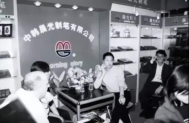 中性笔卖55元,文具越来越贵,龙头居然还扛不住了?