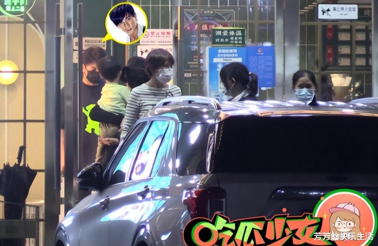 吴奇隆|吴奇隆带家人聚餐，刘诗诗打扮低调全程抱娃，一家三口同框好温馨