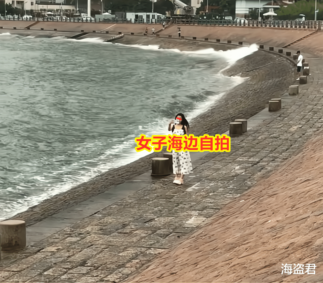 女子海边堤坝自拍,身旁海浪翻滚,网友:那2个男生被卷走的地方