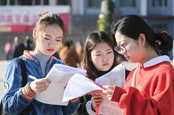 考研|自嘲是985废物,不找工作一问就是在考研,父母:求你快找工作吧