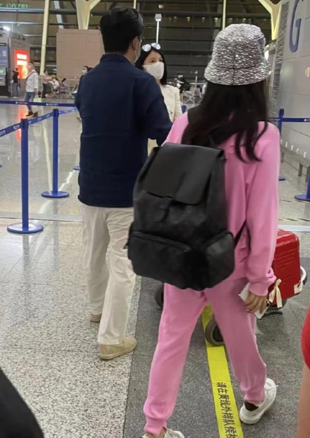 李湘 李湘王岳伦疑似复合？带着女儿现身机场？王诗龄瘦身成功引人瞩目