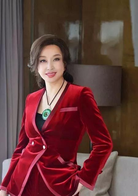 金晨|刘晓庆颜值下滑衰老，但化妆显得年轻点，爱美又不分老人年轻人